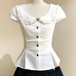 Top blanco con cuello Peter Pan y botones