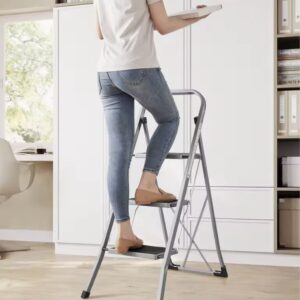 Escalera de tijera SONGMICS, escalera de 3 escalones, escalera plegable, cerradura de seguridad, almacenamiento que ahorra espacio, 150 kg, gris paloma/simiply blanco